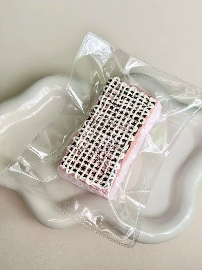 【ソースを添えた二層重ねのロングトースト】可愛くてストレス解消になるおもちゃ