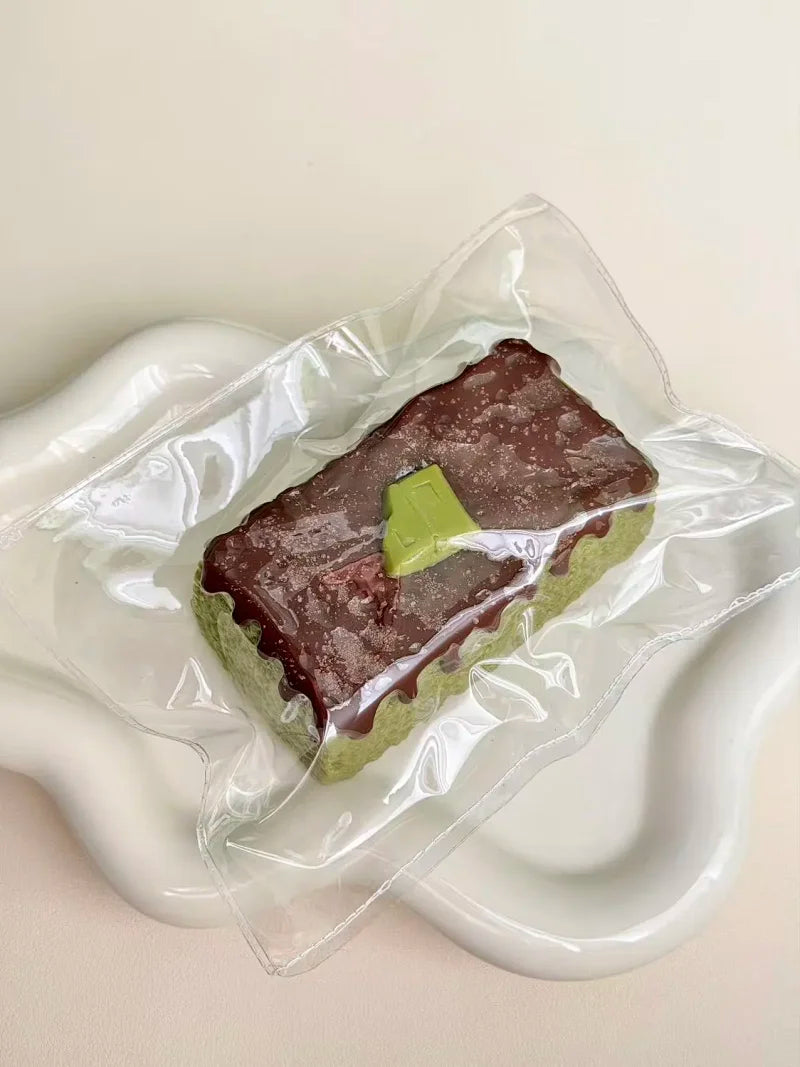 【抹茶ダークチョコレートロングトースト】可愛くてストレス解消になるおもちゃ